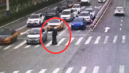 协警扶中风大爷过马路 司机全让行