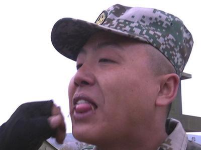 士兵突击 第3季 首场淘汰赛上演生吃“蚯蚓” 吴京挑战马步推砖