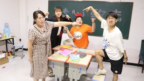 美女家务事 师生一起玩“吐槽大会”，谁先认真就会输掉一包粘土，太好玩了