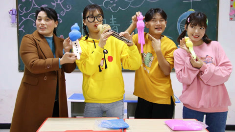 美女家务事 同学们比赛用粘土做葫芦丝，没想小晴轻松获胜，太厉害了！