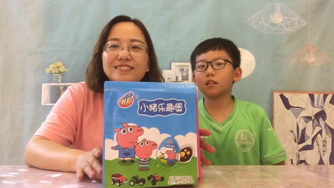 梁小轩和轩妈试吃各种美食 试吃“小猪佩奇奇趣蛋”