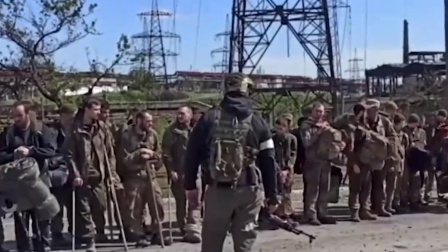 亚速钢铁厂内乌军投降新画面：多名伤员拄拐杖被搀扶撤离