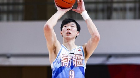 突发！周琦受伤被队友抬出球场刚过完25岁生日！