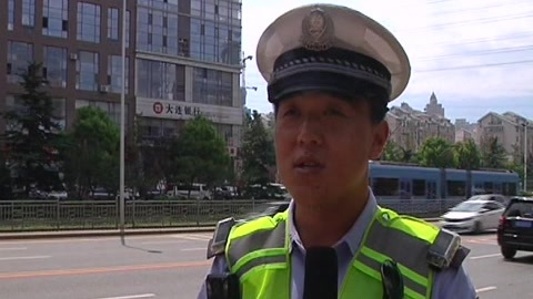 城市直通车 暴雨中最美交警再出手