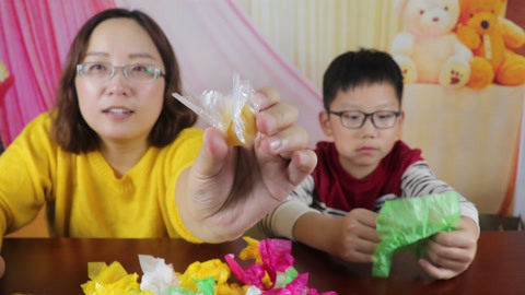 梁小轩和轩妈试吃各种美食 试吃“泰国太妃糖”