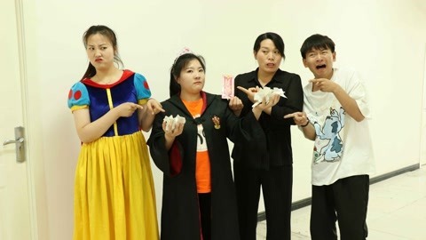 小晴被“偏心库洛牌”附身，把学生的试卷撕了，幸好老师及时补救