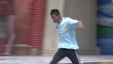 男生女生向前冲 藏族仨小伙同场竞技
