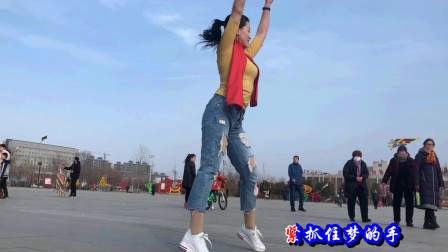 这样的自由舞步太潇洒了适合男女老少群跳