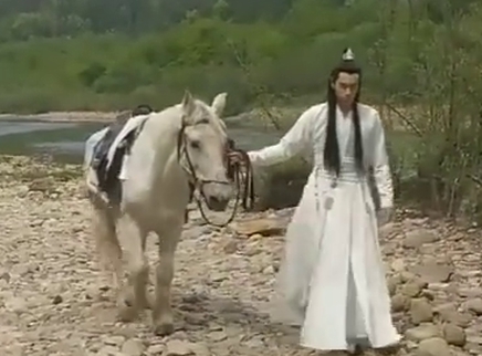 全民路透社 胡一天牵着马向你款款走来