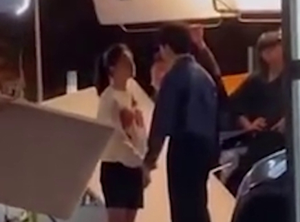 赵今麦郭俊辰牵手路透曝光