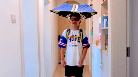 梁小轩和轩妈试吃各种美食 带雨伞的背包