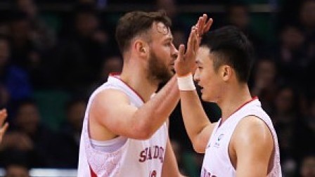 CBA 18/19赛季 山东VS新疆第三节：劳模组合擦火花新疆失误连连，山东第三节打花新疆