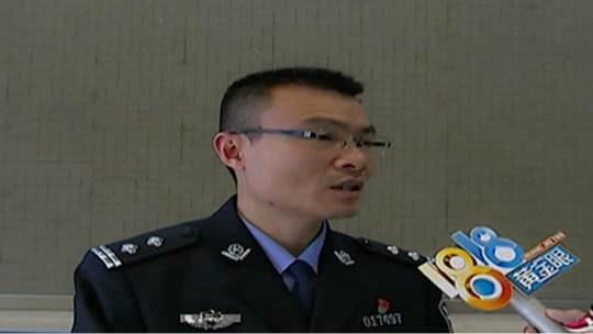 1818黄金眼 特斯拉轿车无故撞车 连累其他车主跟着追尾