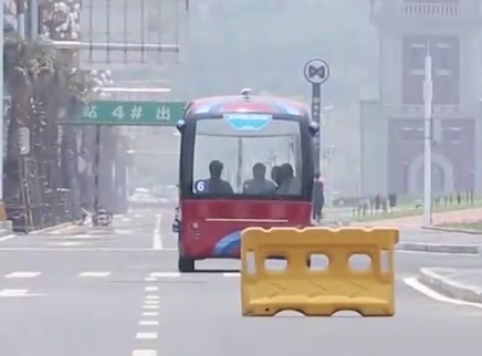 新闻大求真 无人车能识别障碍物做出反应吗？