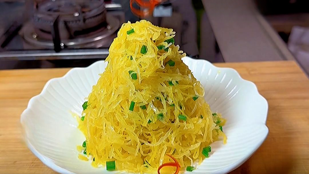人气美食 葱香浓郁 凉拌金瓜丝