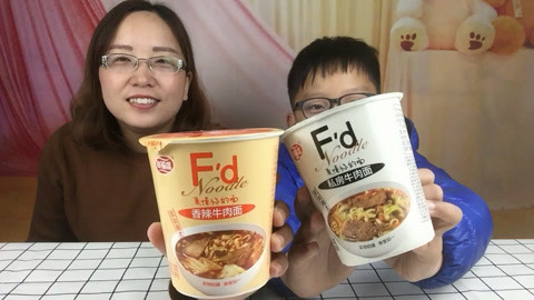 梁小轩和轩妈试吃各种美食 私房牛肉面PK香辣牛肉面