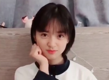 沈月高萌演绎手指舞