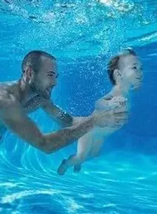 镜头中的宝宝游泳 海报