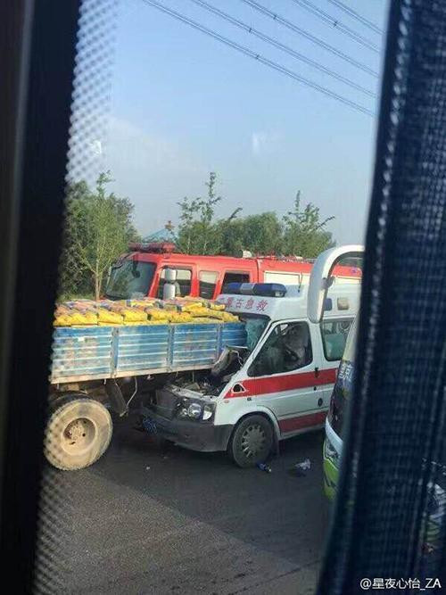 京承高速发生交通事故 救护车驾驶室被撞变形