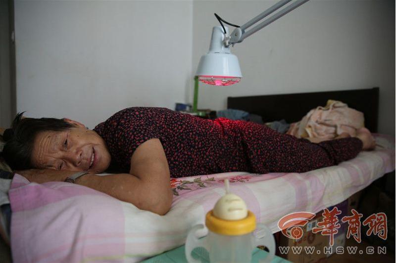 西安被撞老太拒收司机钱:不能因为人老就不讲理了