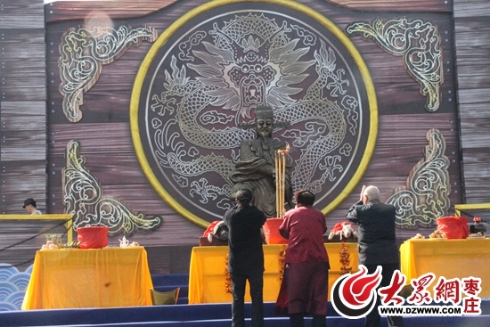 核心提示:"请河神,拜河神,重现祭祀盛况;船工号子,运河渔鼓,演绎开河