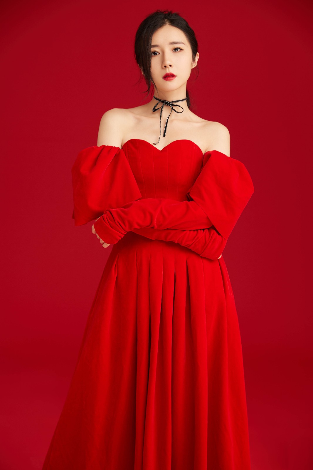 气质女神方安娜诠释红色性感 抹胸红裙俏皮撩人