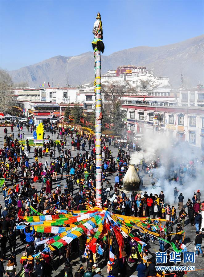 拉萨大昭寺换经幡迎藏历新年