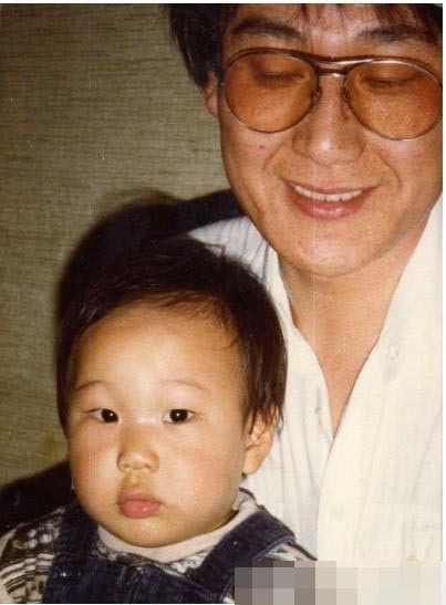 点击图片进入下一页 李光洙以前一直是这个发型!