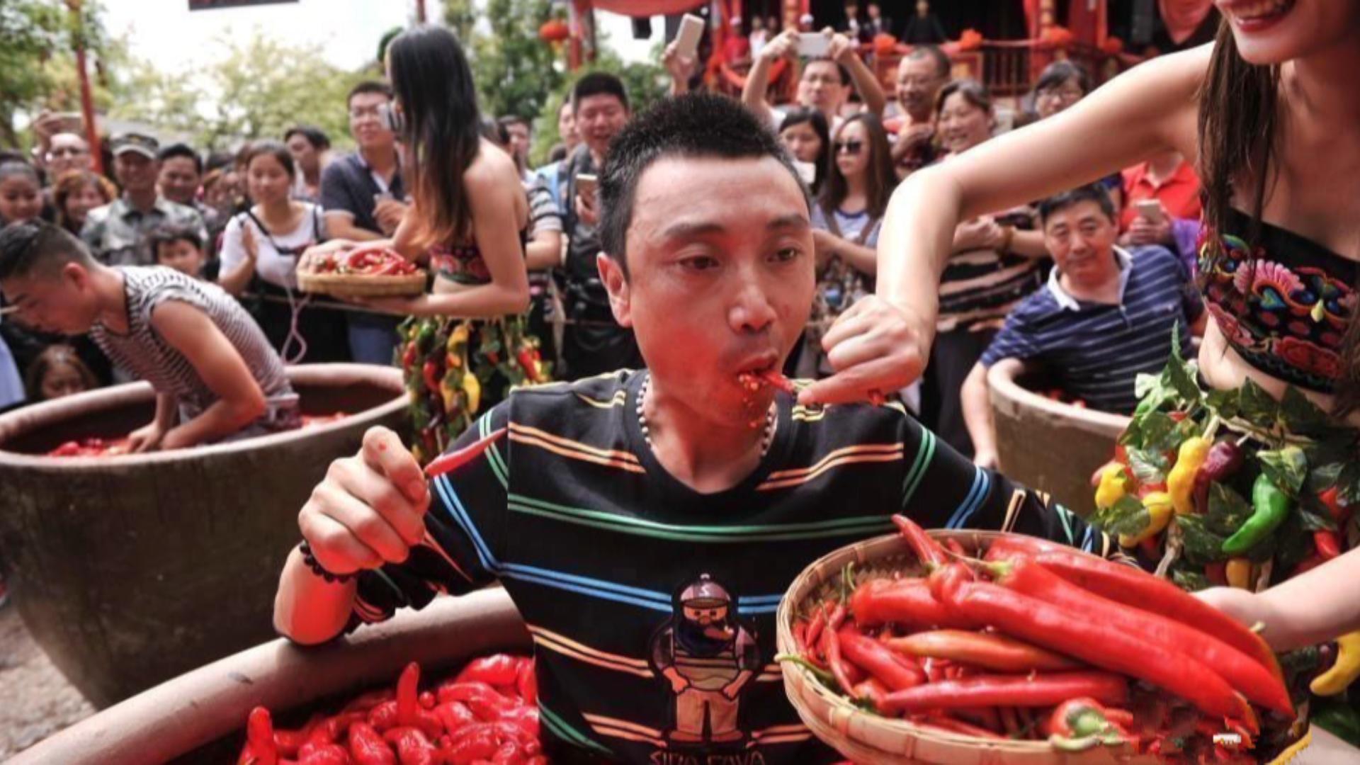 辣哭了!游客泡进辣椒缸吃辣椒赢黄金
