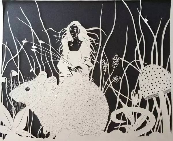 除了单个物体,她还能在白纸上雕刻出各种情景画面,无须一字一句,一张