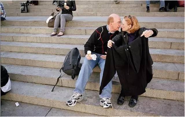 地铁拥吻5个站怎么了?这么多人都在街头拥吻