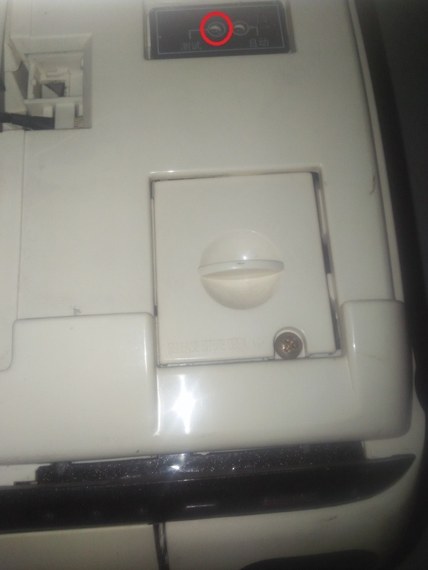 这个空调手动开关在那     :测试按钮就是啦.