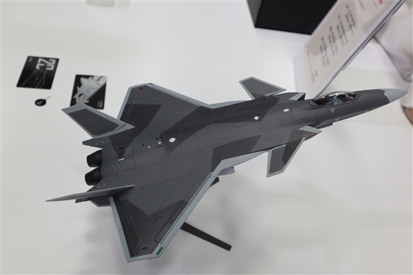 歼-20灵魂附体魅蓝e3:看一眼热血沸腾!