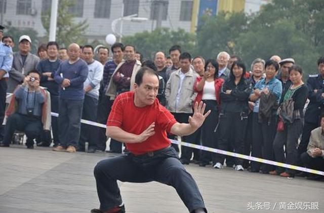 就是武大郎的扮演者宋文华,宋文华也是全国传统武术冠军