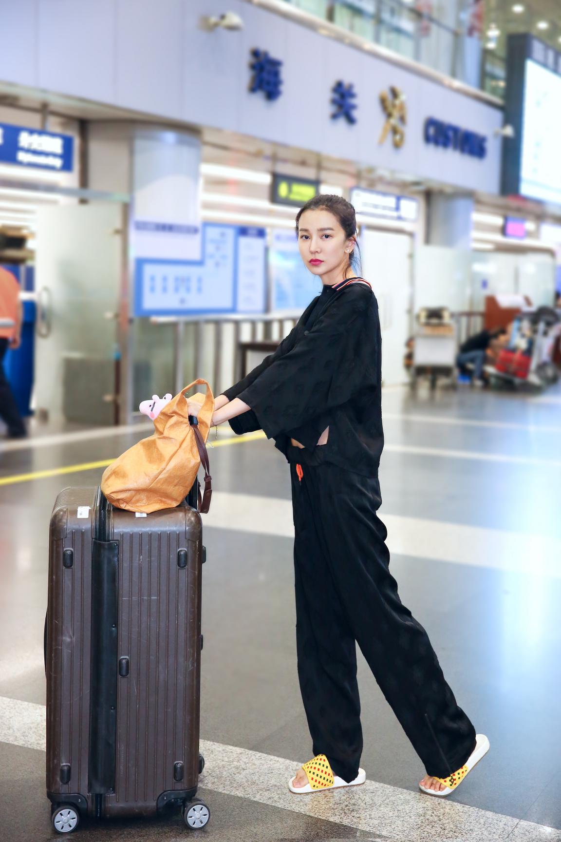 明星 正文 360娱乐讯 姚星彤一身睡衣搭配超大钻戒现身机场,脚踩奶