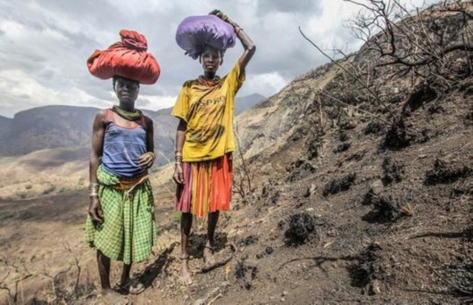 在乌干达北部的karamajong部落,人们正面临着严重的缺水危机.