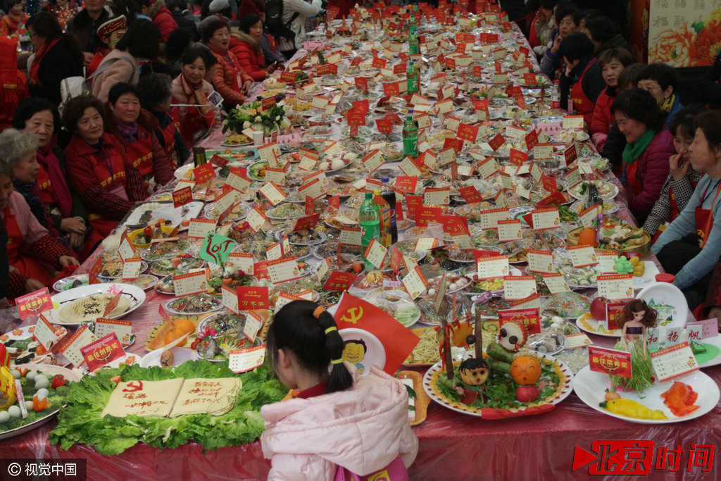 武汉百步亭万家宴开锅 12600道美味聚一堂