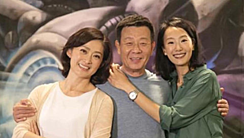 63岁寇世勋全家近照,俩老婆楼上楼下相处和谐,儿子颜值远超老爸