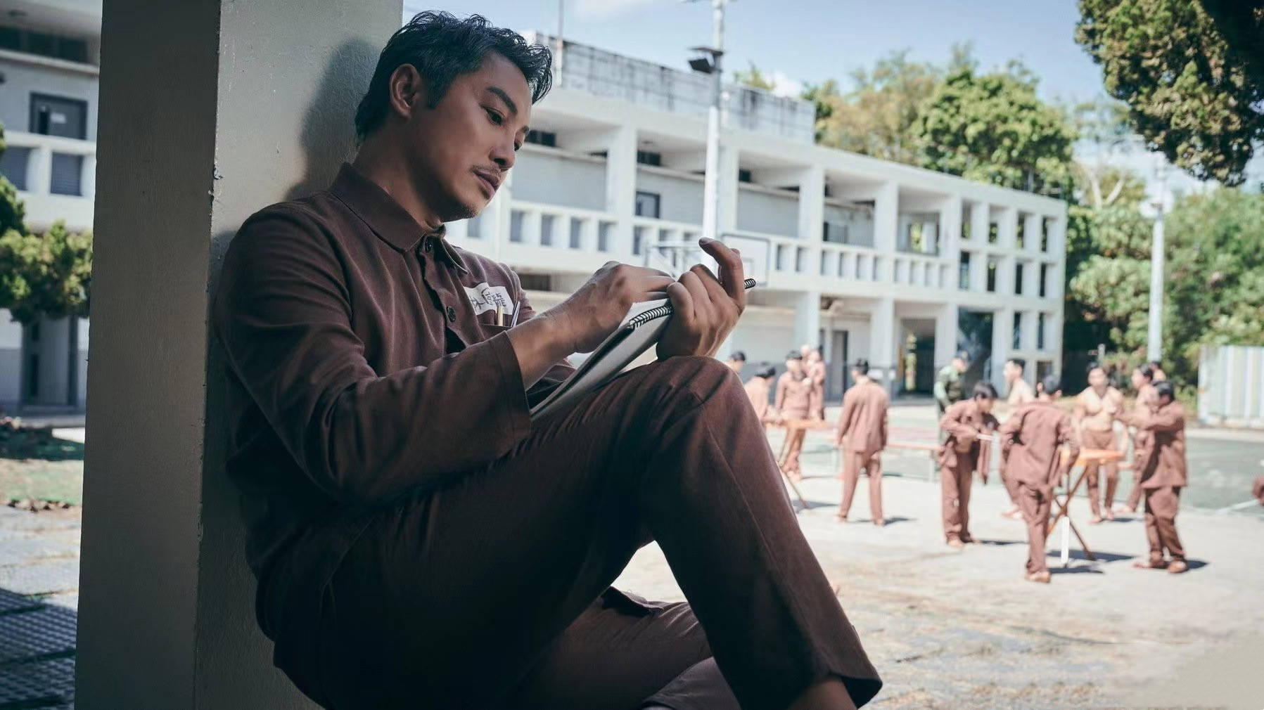 延续了第一部的逃狱故事,吴卓羲饰演的贺俊入狱,打乱了监狱原本的平静