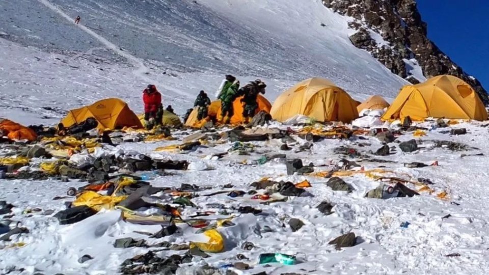 一周死了10个人他们一边排队登顶珠穆朗玛峰一边排队作死