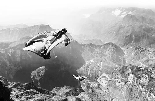 "鸟人"掠过3600多米高大山包 备战国际翼装飞行世界杯