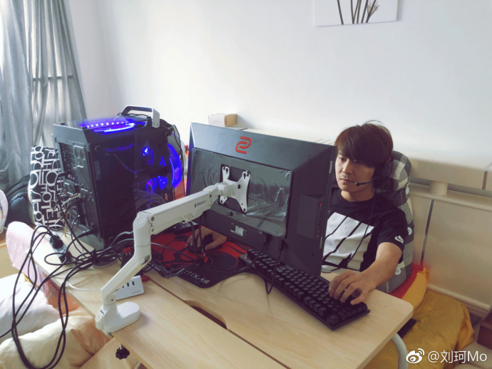 在图中,captainmo即使卧病在床,也依旧心系cs,momo训练.