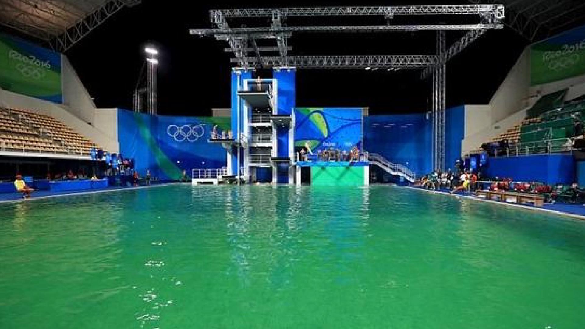 在昨天进行的女子双人10米台的比赛中,人们惊奇的发现原来碧蓝色的