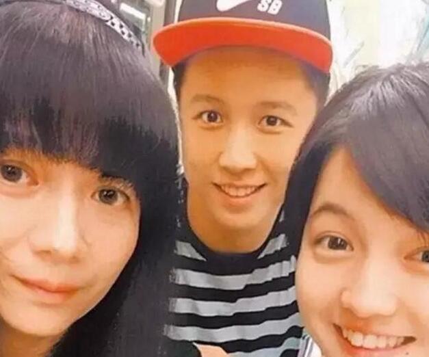 心善的曾哲贞生的小孩也眉清目秀,虽然离婚了,但是离婚后的生活更加