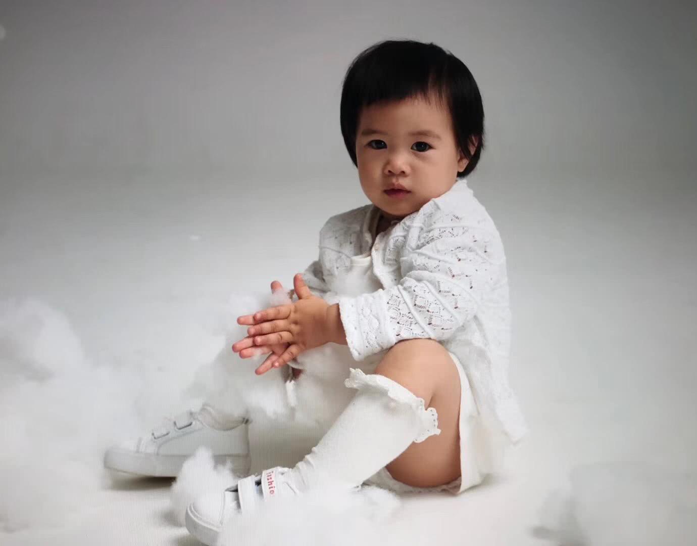 美人胚子!陶昕然女儿正脸首曝光 大眼睛黑亮唇形美