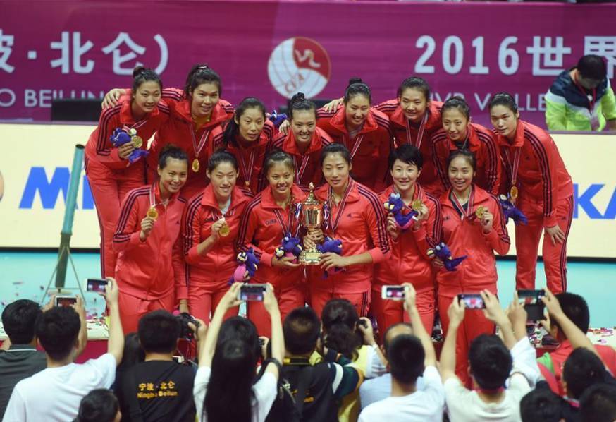 组图-中国女排北仑站夺冠 郎平与球迷自拍