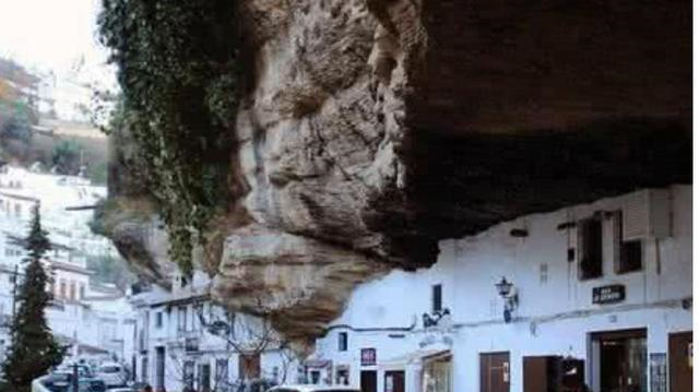 【村子】世界上最奇特村庄，巨石压了几百年，村民顾虑的事情来了