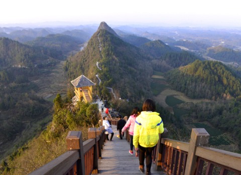 連日來的晴好天氣,鳳岡縣進化鎮九龍自然風景區美景惹人醉,人們紛紛