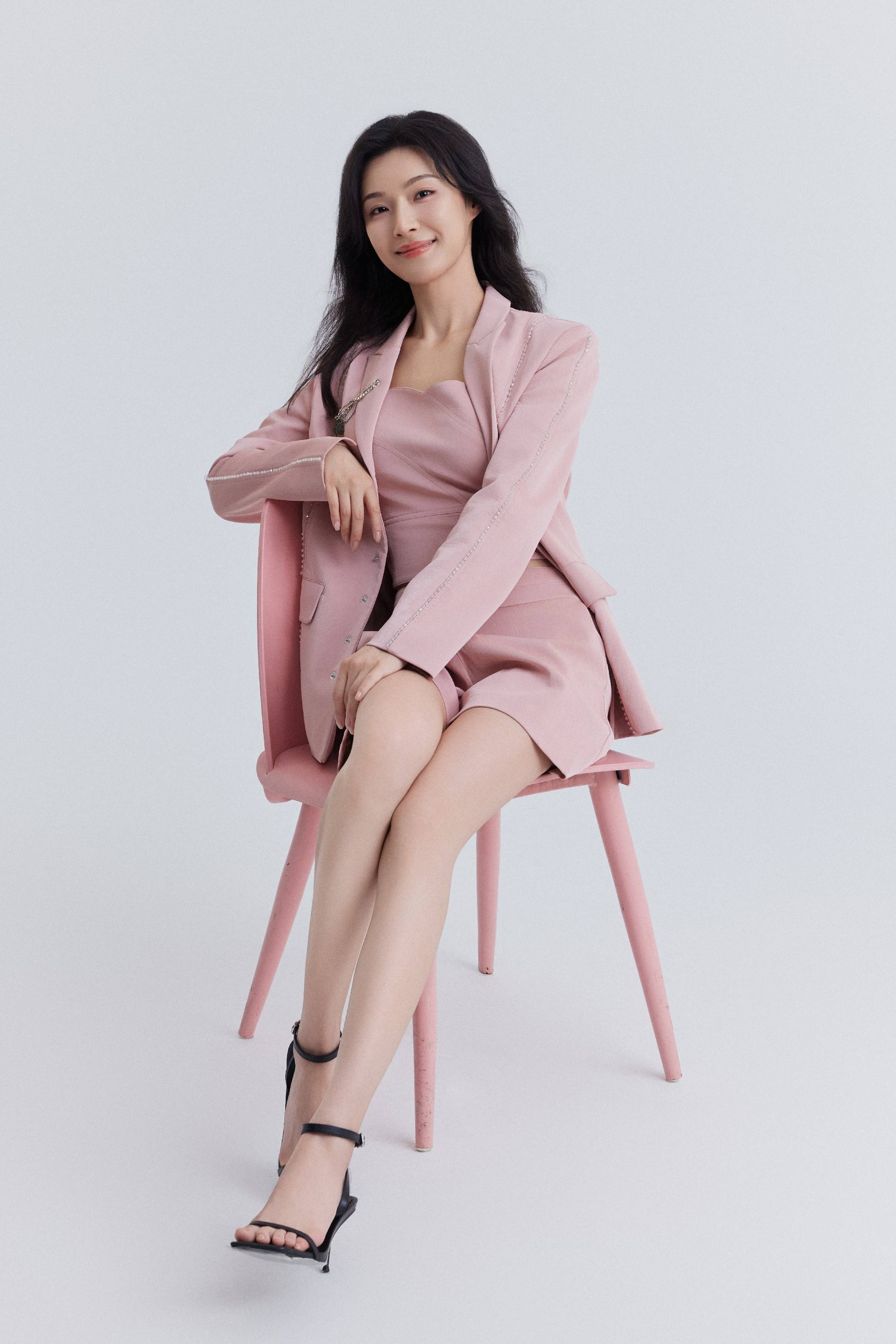 演员念真最新写真释出 轻熟知性魅力十足