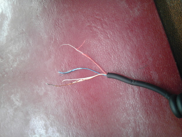 我想用耳机上的话筒,连接到喇叭上,然后说话喇叭里能出声.